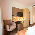 Sarah Hotel